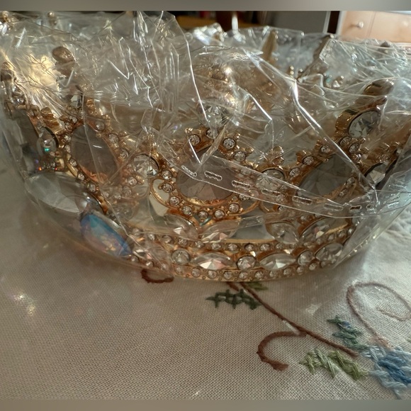 Crown - Picture 3 of 10
